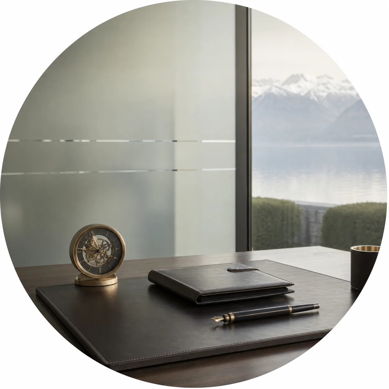 Nature morte dans un bureau suisse avec horloge mécanique, dossier en cuir et stylo.